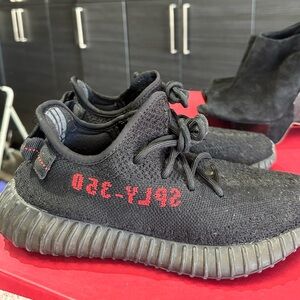Original Yeezy adidas Yeezy Boost 350 V2
Black Red (2017/2020)